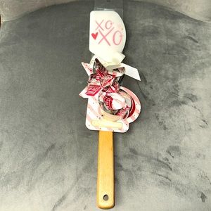 Bakeshop xoxo spatula and cookie cutter set